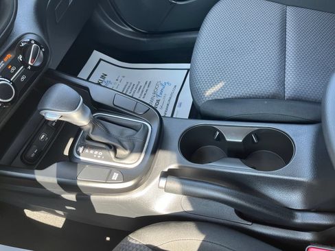 Used 2025 Kia Soul LX w/ LX Technology Package FWD image 20