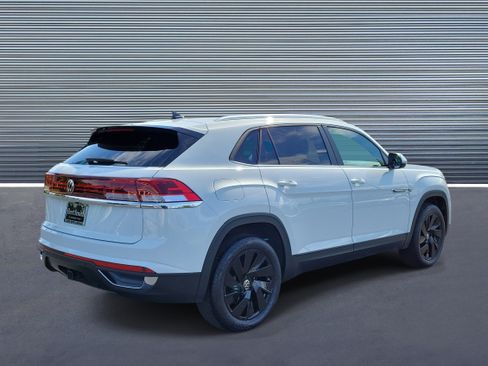 Used 2024 Volkswagen Atlas Cross Sport SE w/ Panoramic Sunroof Package FWD image 3