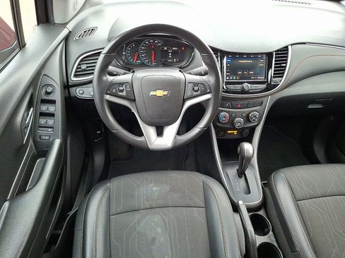 Used 2022 Chevrolet Trax LT w/ LT Convenience Package image 3