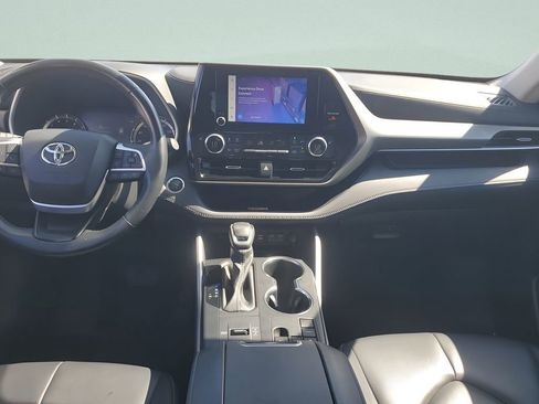 Used 2024 Toyota Highlander XLE image 10