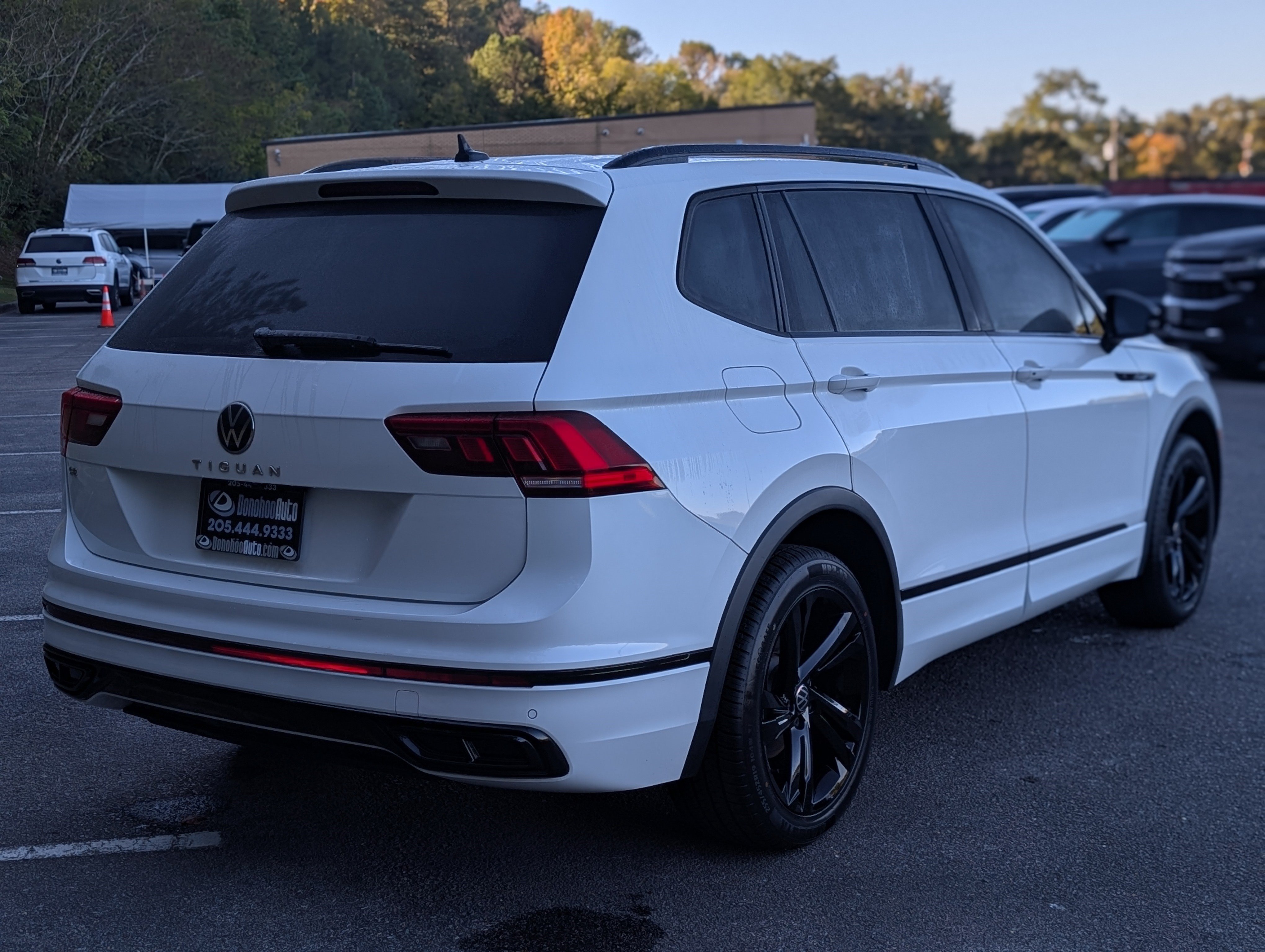 Used 2023 Volkswagen Tiguan SE R-Line FWD image 9