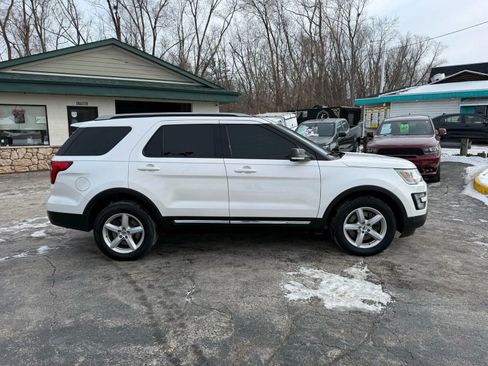 Used 2017 Ford Explorer XLT image 6