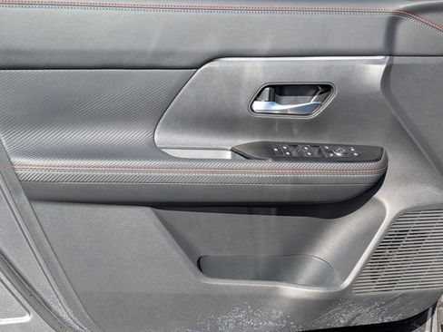 Certified 2025 Nissan Kicks SR image 12