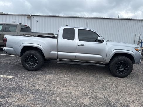 Used 2017 Toyota Tacoma SR5 RWD image 8
