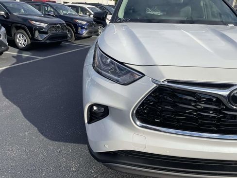 New 2025 Toyota Highlander Platinum image 18