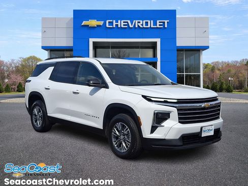Used 2025 Chevrolet Traverse LT w/ Enhanced Driving Package FWD image 1