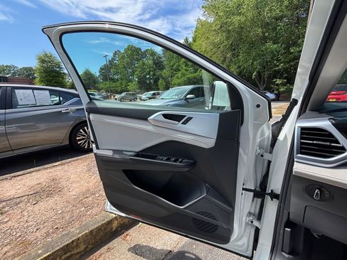 Used 2025 Volkswagen Taos SE AWD/4WD image 18