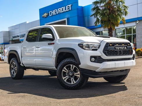 Used 2017 Toyota Tacoma TRD Sport w/ Tow Package RWD image 1