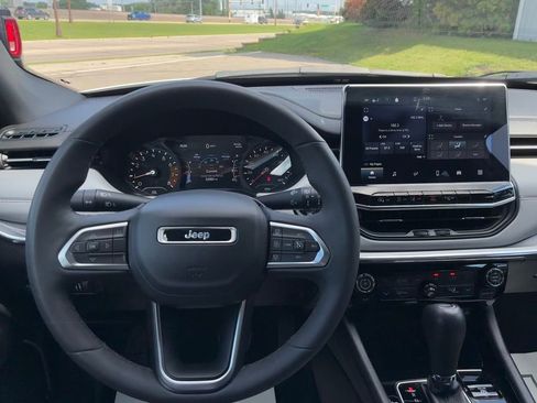 Used 2024 Jeep Compass Limited image 16