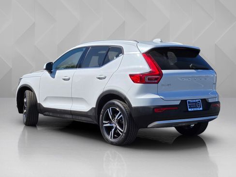 Certified 2025 Volvo XC40 B5 Core AWD/4WD image 7