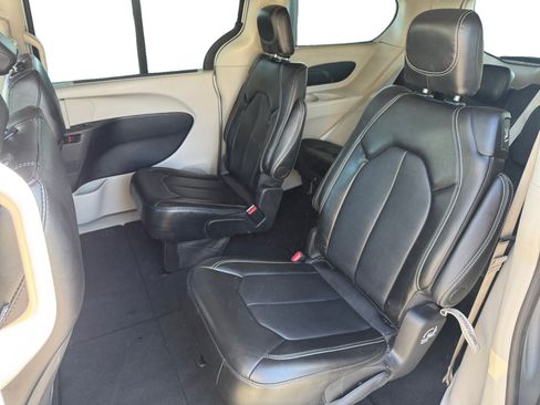 Used 2024 Chrysler Pacifica Touring-L FWD image 13