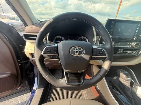 Used 2020 Toyota Highlander XLE AWD/4WD image 16