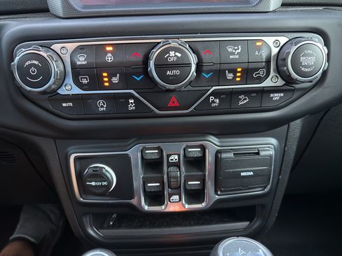 Used 2018 Jeep Wrangler Unlimited Sahara w/ Quick Order Package 24M Moab AWD/4WD image 25