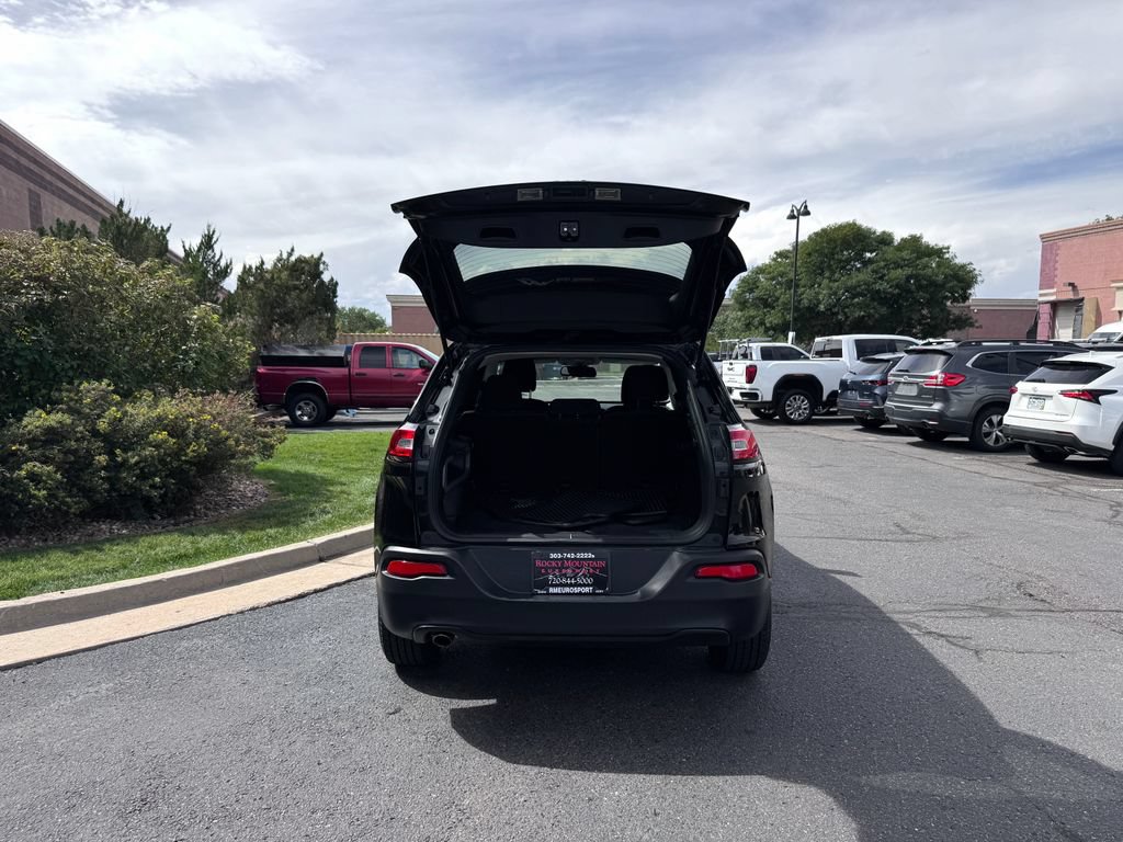 Used 2017 Jeep Cherokee Latitude w/ Cold Weather Group AWD/4WD image 13