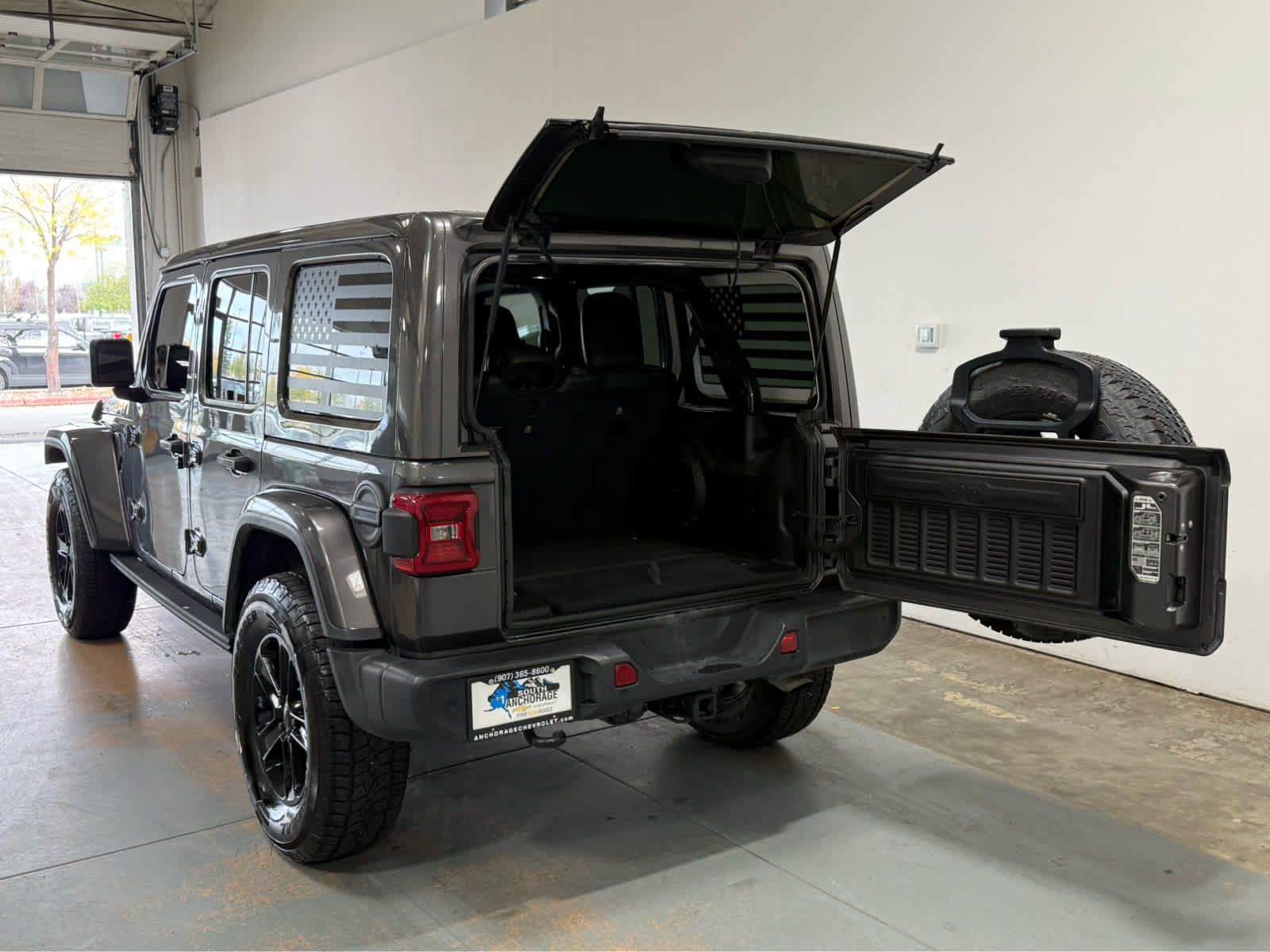 Used 2018 Jeep Wrangler Unlimited Sahara w/ Quick Order Package 24M Moab AWD/4WD image 4