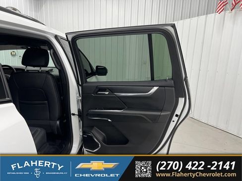 Used 2025 GMC Acadia Elevation w/ Elevation Premium Package FWD image 12