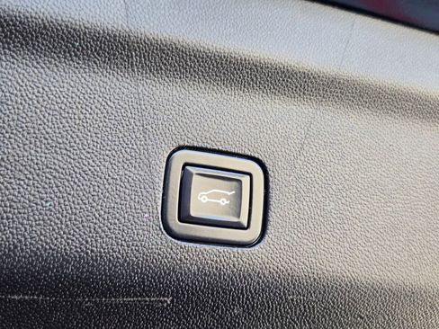 Used 2022 Chevrolet Suburban LT w/ Luxury Package image 32