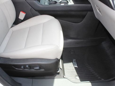 Used 2021 Cadillac XT4 Luxury w/ Cold Weather Package FWD image 14