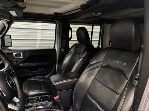 Used 2018 Jeep Wrangler Unlimited Sahara w/ Dual Top Group AWD/4WD image 11