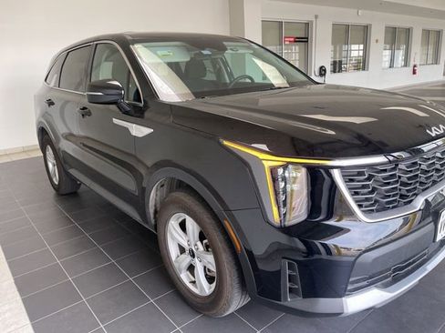 Used 2025 Kia Sorento LX image 4