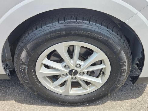 Used 2022 Kia Carnival LX FWD image 8