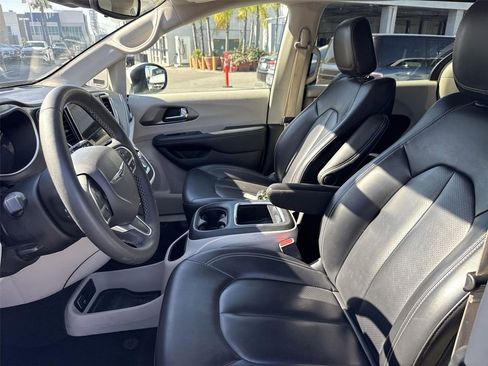 Used 2023 Chrysler Pacifica Touring-L image 17