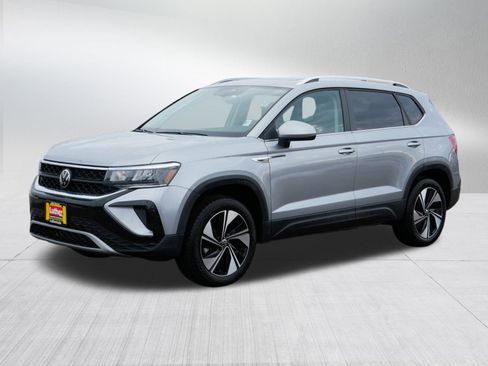 Used 2024 Volkswagen Taos SE w/ Panoramic Sunroof Package image 3