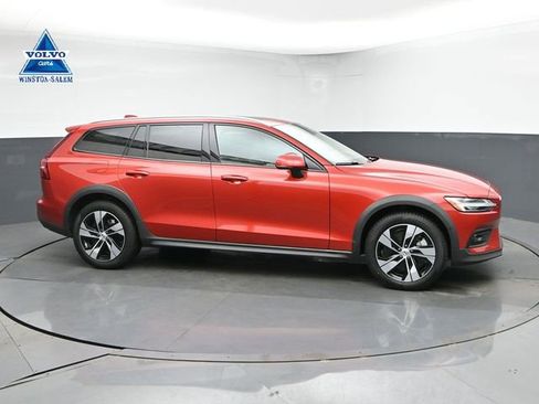 Used 2025 Volvo V60 B5 Cross Country Plus AWD/4WD image 1