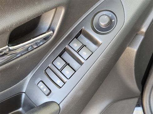 Used 2022 Chevrolet Trax LT w/ Midnight Edition image 16