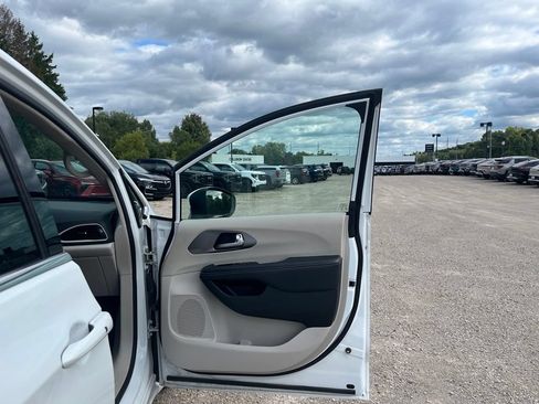 Used 2023 Chrysler Pacifica Touring-L FWD image 39