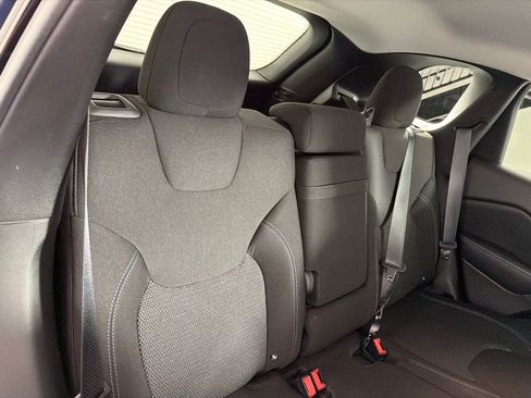 Used 2019 Jeep Cherokee Latitude w/ Popular Appearance Group FWD image 19