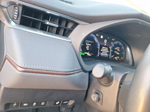 Used 2023 Toyota Venza Limited image 18