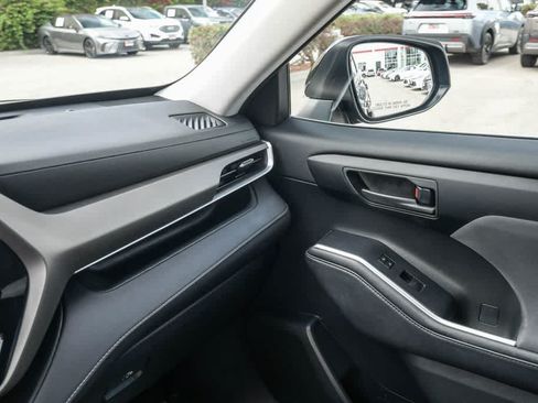 Used 2020 Toyota Highlander LE FWD image 22