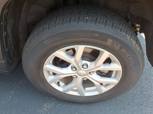 Used 2024 Jeep Grand Cherokee Limited AWD/4WD image 5