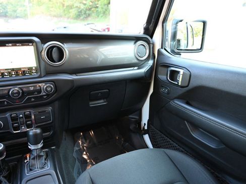 Used 2023 Jeep Gladiator Overland image 18