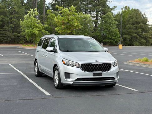 Used 2016 Kia Sedona LX w/ LX Convenience Package FWD image 2