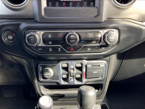 Used 2020 Jeep Wrangler Unlimited Sahara AWD/4WD image 28