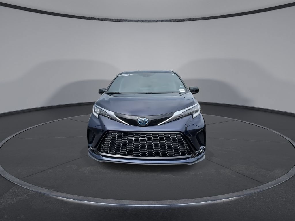 Used 2024 Toyota Sienna XSE FWD image 4