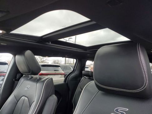 Used 2025 Chrysler Pacifica Limited FWD image 7