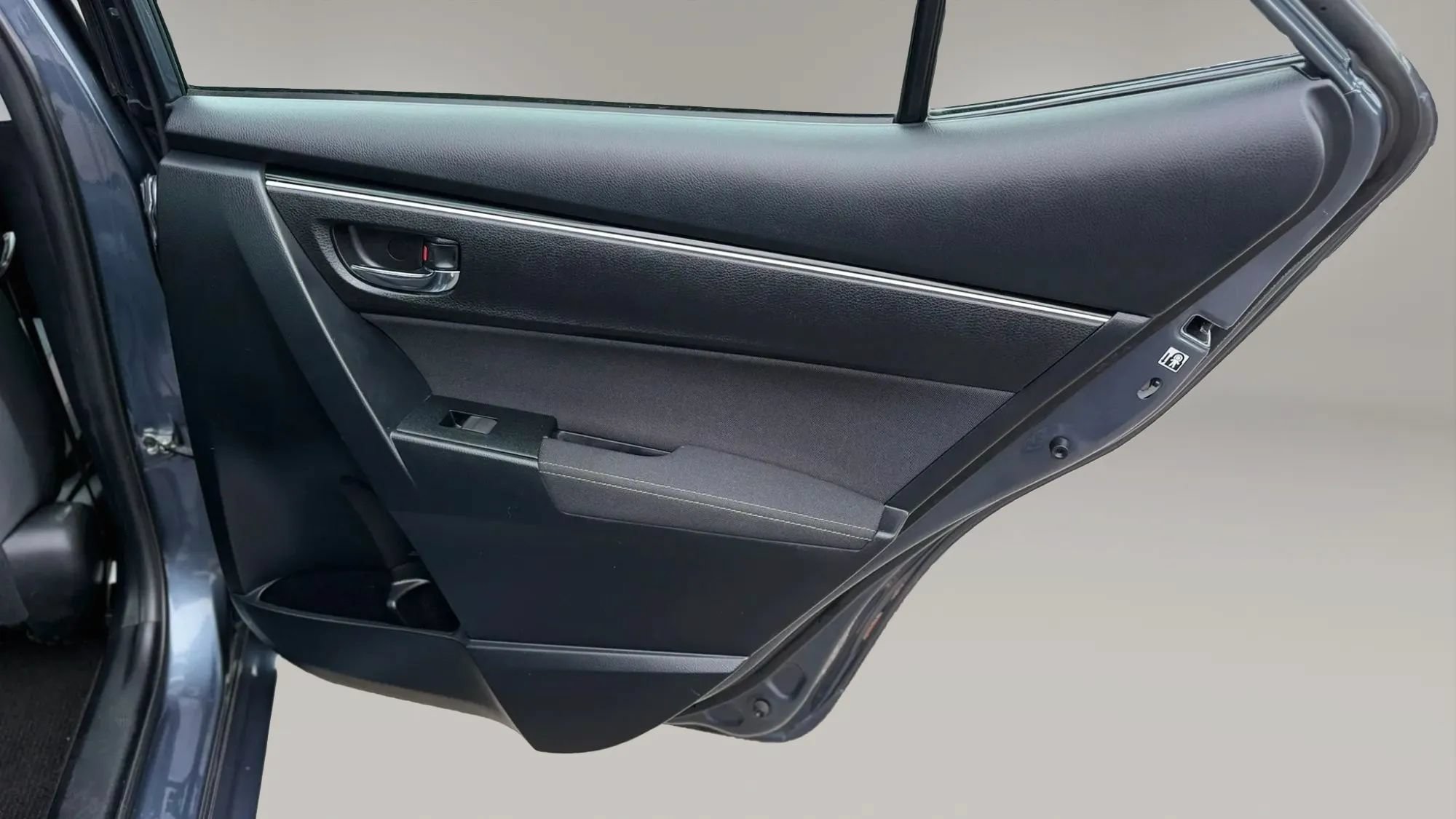 Used 2017 Toyota Corolla LE w/ Carpet Mat Package (TMS) FWD image 12