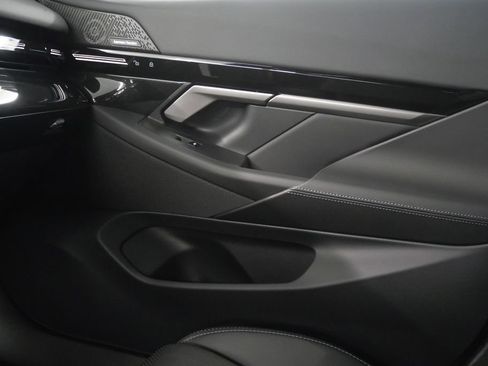 Used 2025 BMW 530i w/ Premium Package image 28