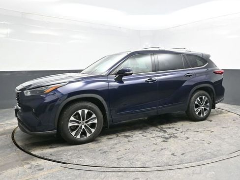 Used 2022 Toyota Highlander XLE image 3