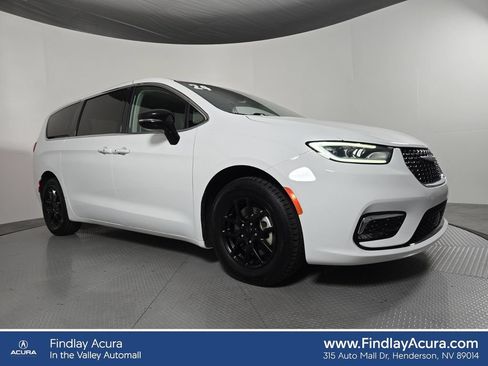 Used 2024 Chrysler Pacifica Touring-L FWD image 1