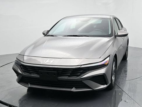 Used 2024 Hyundai Elantra SEL FWD image 3