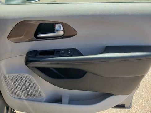 Used 2017 Chrysler Pacifica Touring-L w/ Tire & Wheel Group FWD image 18