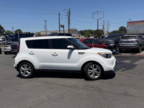 Used 2016 Kia Soul ! FWD image 12