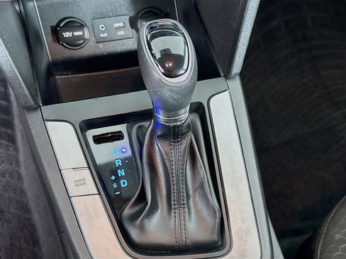 Used 2019 Hyundai Elantra SE w/ Winter Weather Package image 19