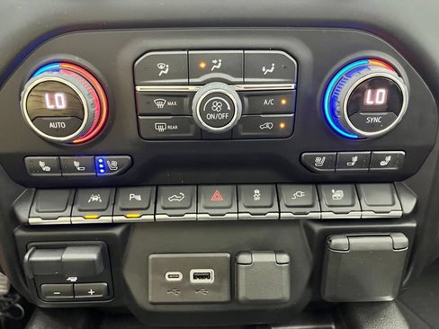 Used 2022 Chevrolet Silverado 1500 High Country w/ Technology Package AWD/4WD image 28