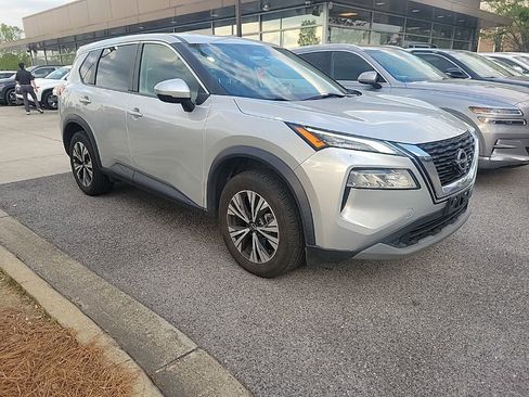 Used 2022 Nissan Rogue SV image 2