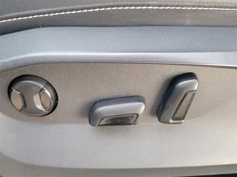 Used 2022 Volkswagen Taos SEL image 36